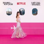 Beren Saat Instagram - 💖About our pink carpet 💖 Thanks to @nuhaelkhazin for being with us, to @ekingabay @pelindistasyasaroglu_ , @ozgebagdatlioglu @yasemindormen @berilodabasi @melisaeyiakkan for being the woman superpowers of Netflix Türkiye, to Derya Celikkol, Can Subiler for their artistic ideas, to @kenandogulu 💖 @sertacozgumus , @lalalarspor for sharing their music, to @burakoskay @lalintasa @ekim_karakoc 💕 @nergissnturk 💕 @ylmzdmlla 💕to Tunay Vural, Mevlut Akkaya, to @ulasparlakyildiz @leo6chen for being good leaders, to @petty.hearst for being lovely, to Team Beren 🙌🏻 @mertyoglu @cigdemyartasi 💕 @ibrahimzengin @suatbasdemir1 , to @rootspost for their magic, to dear Senan Kara🤍, to @tameryilmaz1 @koraykasapofficial for beautiful photos, to OGM and PTOT teams, to all cast, crew and post production teams in Istanbul & NY ✨ to @asli_basar for being a good friend to @golin.istanbul for the pink night, to @hakaanyildirim and his team for my beautiful gown 💖 to @beegoddessjewellery. Onur Guvenatam, @kivanctatlitug @nuranevrensit, @gonencuyanik, @gokhantiryaki_cinemadop , @sebnemkitis , @cankir 💖 love you guys 💖 Sevgili seyircilerimiz, lutfen spoiler paylasmayin, iyi seyirler. Please do not share spoilers, enjoy. ✨Last call for Istanbul ✨