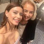 Beren Saat Instagram - 💖About our pink carpet 💖 Thanks to @nuhaelkhazin for being with us, to @ekingabay @pelindistasyasaroglu_ , @ozgebagdatlioglu @yasemindormen @berilodabasi @melisaeyiakkan for being the woman superpowers of Netflix Türkiye, to Derya Celikkol, Can Subiler for their artistic ideas, to @kenandogulu 💖 @sertacozgumus , @lalalarspor for sharing their music, to @burakoskay @lalintasa @ekim_karakoc 💕 @nergissnturk 💕 @ylmzdmlla 💕to Tunay Vural, Mevlut Akkaya, to @ulasparlakyildiz @leo6chen for being good leaders, to @petty.hearst for being lovely, to Team Beren 🙌🏻 @mertyoglu @cigdemyartasi 💕 @ibrahimzengin @suatbasdemir1 , to @rootspost for their magic, to dear Senan Kara🤍, to @tameryilmaz1 @koraykasapofficial for beautiful photos, to OGM and PTOT teams, to all cast, crew and post production teams in Istanbul & NY ✨ to @asli_basar for being a good friend to @golin.istanbul for the pink night, to @hakaanyildirim and his team for my beautiful gown 💖 to @beegoddessjewellery. Onur Guvenatam, @kivanctatlitug @nuranevrensit, @gonencuyanik, @gokhantiryaki_cinemadop , @sebnemkitis , @cankir 💖 love you guys 💖 Sevgili seyircilerimiz, lutfen spoiler paylasmayin, iyi seyirler. Please do not share spoilers, enjoy. ✨Last call for Istanbul ✨