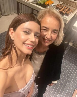 Beren Saat Instagram - 💖About our pink carpet 💖  Thanks to @nuhaelkhazin for being with us, to @ekingabay @pelindistasyasaroglu_ , @ozgebagdatlioglu @yasemindormen @berilodabasi @melisaeyiakkan for being the woman superpowers of Netflix Türkiye, to Derya Celikkol, Can Subiler for their artistic ideas, to @kenandogulu 💖 @sertacozgumus , @lalalarspor for sharing their music, to @burakoskay @lalintasa @ekim_karakoc 💕 @nergissnturk 💕 @ylmzdmlla 💕to Tunay Vural, Mevlut Akkaya, to @ulasparlakyildiz  @leo6chen for being good leaders, to @petty.hearst for being lovely, to Team Beren 🙌🏻 @mertyoglu @cigdemyartasi 💕 @ibrahimzengin @suatbasdemir1 , to @rootspost for their magic, to dear Senan Kara🤍, to @tameryilmaz1  @koraykasapofficial for beautiful photos, to OGM and PTOT teams, to all cast, crew and post production teams in Istanbul & NY ✨ to @asli_basar for being a good friend to @golin.istanbul for the pink night, to @hakaanyildirim and his team for my beautiful gown 💖 to @beegoddessjewellery. 
Onur Guvenatam, @kivanctatlitug @nuranevrensit, @gonencuyanik, @gokhantiryaki_cinemadop , @sebnemkitis , @cankir 💖 love you guys 💖 Sevgili seyircilerimiz, lutfen spoiler paylasmayin, iyi seyirler. Please do not share spoilers, enjoy. ✨Last call for Istanbul ✨