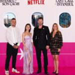 Beren Saat Instagram - 💖About our pink carpet 💖 Thanks to @nuhaelkhazin for being with us, to @ekingabay @pelindistasyasaroglu_ , @ozgebagdatlioglu @yasemindormen @berilodabasi @melisaeyiakkan for being the woman superpowers of Netflix Türkiye, to Derya Celikkol, Can Subiler for their artistic ideas, to @kenandogulu 💖 @sertacozgumus , @lalalarspor for sharing their music, to @burakoskay @lalintasa @ekim_karakoc 💕 @nergissnturk 💕 @ylmzdmlla 💕to Tunay Vural, Mevlut Akkaya, to @ulasparlakyildiz @leo6chen for being good leaders, to @petty.hearst for being lovely, to Team Beren 🙌🏻 @mertyoglu @cigdemyartasi 💕 @ibrahimzengin @suatbasdemir1 , to @rootspost for their magic, to dear Senan Kara🤍, to @tameryilmaz1 @koraykasapofficial for beautiful photos, to OGM and PTOT teams, to all cast, crew and post production teams in Istanbul & NY ✨ to @asli_basar for being a good friend to @golin.istanbul for the pink night, to @hakaanyildirim and his team for my beautiful gown 💖 to @beegoddessjewellery. Onur Guvenatam, @kivanctatlitug @nuranevrensit, @gonencuyanik, @gokhantiryaki_cinemadop , @sebnemkitis , @cankir 💖 love you guys 💖 Sevgili seyircilerimiz, lutfen spoiler paylasmayin, iyi seyirler. Please do not share spoilers, enjoy. ✨Last call for Istanbul ✨