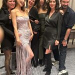 Beren Saat Instagram - 💖About our pink carpet 💖 Thanks to @nuhaelkhazin for being with us, to @ekingabay @pelindistasyasaroglu_ , @ozgebagdatlioglu @yasemindormen @berilodabasi @melisaeyiakkan for being the woman superpowers of Netflix Türkiye, to Derya Celikkol, Can Subiler for their artistic ideas, to @kenandogulu 💖 @sertacozgumus , @lalalarspor for sharing their music, to @burakoskay @lalintasa @ekim_karakoc 💕 @nergissnturk 💕 @ylmzdmlla 💕to Tunay Vural, Mevlut Akkaya, to @ulasparlakyildiz @leo6chen for being good leaders, to @petty.hearst for being lovely, to Team Beren 🙌🏻 @mertyoglu @cigdemyartasi 💕 @ibrahimzengin @suatbasdemir1 , to @rootspost for their magic, to dear Senan Kara🤍, to @tameryilmaz1 @koraykasapofficial for beautiful photos, to OGM and PTOT teams, to all cast, crew and post production teams in Istanbul & NY ✨ to @asli_basar for being a good friend to @golin.istanbul for the pink night, to @hakaanyildirim and his team for my beautiful gown 💖 to @beegoddessjewellery. Onur Guvenatam, @kivanctatlitug @nuranevrensit, @gonencuyanik, @gokhantiryaki_cinemadop , @sebnemkitis , @cankir 💖 love you guys 💖 Sevgili seyircilerimiz, lutfen spoiler paylasmayin, iyi seyirler. Please do not share spoilers, enjoy. ✨Last call for Istanbul ✨