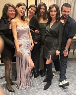 Beren Saat Instagram - 💖About our pink carpet 💖  Thanks to @nuhaelkhazin for being with us, to @ekingabay @pelindistasyasaroglu_ , @ozgebagdatlioglu @yasemindormen @berilodabasi @melisaeyiakkan for being the woman superpowers of Netflix Türkiye, to Derya Celikkol, Can Subiler for their artistic ideas, to @kenandogulu 💖 @sertacozgumus , @lalalarspor for sharing their music, to @burakoskay @lalintasa @ekim_karakoc 💕 @nergissnturk 💕 @ylmzdmlla 💕to Tunay Vural, Mevlut Akkaya, to @ulasparlakyildiz  @leo6chen for being good leaders, to @petty.hearst for being lovely, to Team Beren 🙌🏻 @mertyoglu @cigdemyartasi 💕 @ibrahimzengin @suatbasdemir1 , to @rootspost for their magic, to dear Senan Kara🤍, to @tameryilmaz1  @koraykasapofficial for beautiful photos, to OGM and PTOT teams, to all cast, crew and post production teams in Istanbul & NY ✨ to @asli_basar for being a good friend to @golin.istanbul for the pink night, to @hakaanyildirim and his team for my beautiful gown 💖 to @beegoddessjewellery. 
Onur Guvenatam, @kivanctatlitug @nuranevrensit, @gonencuyanik, @gokhantiryaki_cinemadop , @sebnemkitis , @cankir 💖 love you guys 💖 Sevgili seyircilerimiz, lutfen spoiler paylasmayin, iyi seyirler. Please do not share spoilers, enjoy. ✨Last call for Istanbul ✨