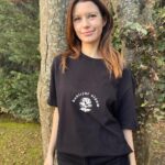 Beren Saat Instagram – Parilti Görmeyen Cocuklara Destek Dernegi olarak; sanat ve müzigin birlestirici gücüne çok inaniyoruz. Sanat ve müzigin birlestirici gücüyle gelistirdigimiz “Hayat Dokunmayla Baslar” projemizde yer alan t-shirtlerden elde edilecek gelir, Parilti görmeyen cocuklarin egitimi yararina kullanılacaktır.
Sen de satın alarak projemizin bir parçası olmak ve görmeyen çocukların eğitimine katkıda bulunmak ister misin? @pariltidernegi