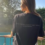 Beren Saat Instagram – Parilti Görmeyen Cocuklara Destek Dernegi olarak; sanat ve müzigin birlestirici gücüne çok inaniyoruz. Sanat ve müzigin birlestirici gücüyle gelistirdigimiz “Hayat Dokunmayla Baslar” projemizde yer alan t-shirtlerden elde edilecek gelir, Parilti görmeyen cocuklarin egitimi yararina kullanılacaktır.
Sen de satın alarak projemizin bir parçası olmak ve görmeyen çocukların eğitimine katkıda bulunmak ister misin? @pariltidernegi