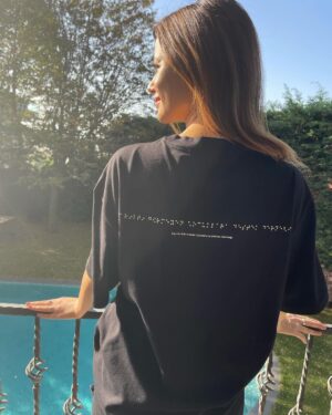 Beren Saat Instagram - Parilti Görmeyen Cocuklara Destek Dernegi olarak; sanat ve müzigin birlestirici gücüne çok inaniyoruz. Sanat ve müzigin birlestirici gücüyle gelistirdigimiz "Hayat Dokunmayla Baslar" projemizde yer alan t-shirtlerden elde edilecek gelir, Parilti görmeyen cocuklarin egitimi yararina kullanılacaktır.
Sen de satın alarak projemizin bir parçası olmak ve görmeyen çocukların eğitimine katkıda bulunmak ister misin? @pariltidernegi
