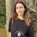 Beren Saat Instagram – Parilti Görmeyen Cocuklara Destek Dernegi olarak; sanat ve müzigin birlestirici gücüne çok inaniyoruz. Sanat ve müzigin birlestirici gücüyle gelistirdigimiz “Hayat Dokunmayla Baslar” projemizde yer alan t-shirtlerden elde edilecek gelir, Parilti görmeyen cocuklarin egitimi yararina kullanılacaktır.
Sen de satın alarak projemizin bir parçası olmak ve görmeyen çocukların eğitimine katkıda bulunmak ister misin? @pariltidernegi