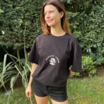 Beren Saat Instagram – Parilti Görmeyen Cocuklara Destek Dernegi olarak; sanat ve müzigin birlestirici gücüne çok inaniyoruz. Sanat ve müzigin birlestirici gücüyle gelistirdigimiz “Hayat Dokunmayla Baslar” projemizde yer alan t-shirtlerden elde edilecek gelir, Parilti görmeyen cocuklarin egitimi yararina kullanılacaktır.
Sen de satın alarak projemizin bir parçası olmak ve görmeyen çocukların eğitimine katkıda bulunmak ister misin? @pariltidernegi