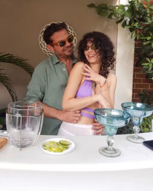 Beren Saat Instagram - Sunday at the bar with my lila bikini 💜 happy birthday Ayfer 🥂 Esra’s yummy pasta 🍝 @directmessagesw 📸: @ayferdonmez