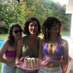 Beren Saat Instagram - Sunday at the bar with my lila bikini 💜 happy birthday Ayfer 🥂 Esra’s yummy pasta 🍝 @directmessagesw 📸: @ayferdonmez
