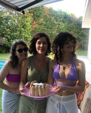 Beren Saat Instagram - Sunday at the bar with my lila bikini 💜 happy birthday Ayfer 🥂 Esra’s yummy pasta 🍝 @directmessagesw 📸: @ayferdonmez