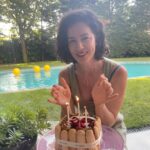 Beren Saat Instagram - Sunday at the bar with my lila bikini 💜 happy birthday Ayfer 🥂 Esra’s yummy pasta 🍝 @directmessagesw 📸: @ayferdonmez