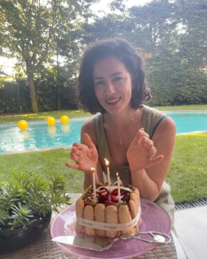 Beren Saat Instagram - Sunday at the bar with my lila bikini 💜 happy birthday Ayfer 🥂 Esra’s yummy pasta 🍝 @directmessagesw 📸: @ayferdonmez