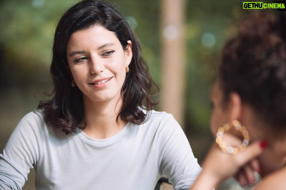 Beren Saat Instagram - Atiye’s journey by @yigit__eken 💫🐝 hair&makeup by @mahmutterzi & @ebrukiziltan