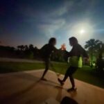 Beren Saat Instagram – Ayfeeeeer benim tatli, yetenekli, canim arkadasim dogumgünün kutlu olsun💛 💫Büyüdükce güçlenen, özgürlesen; kayiplarimizla kenetlenen, birbirine destek, ilham ve kahkaha olan dostlugumuz iyi ki var. Seni coooooook seviyorum @ayferdonmez 👯‍♀️🥂💛