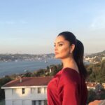 Betül Şahin Instagram - Seni görüyorum yine İstanbul Gözlerimle kucaklar gibi uzaktan Minare minare, ev ev, Yol, meydan. Geliyor Boğaziçi’nden doğru Bir iskeleden kalkan vapurun sesi, Mavi sular üstünde yine Bembeyaz Kızkulesi. (Ziya Osman Saba)