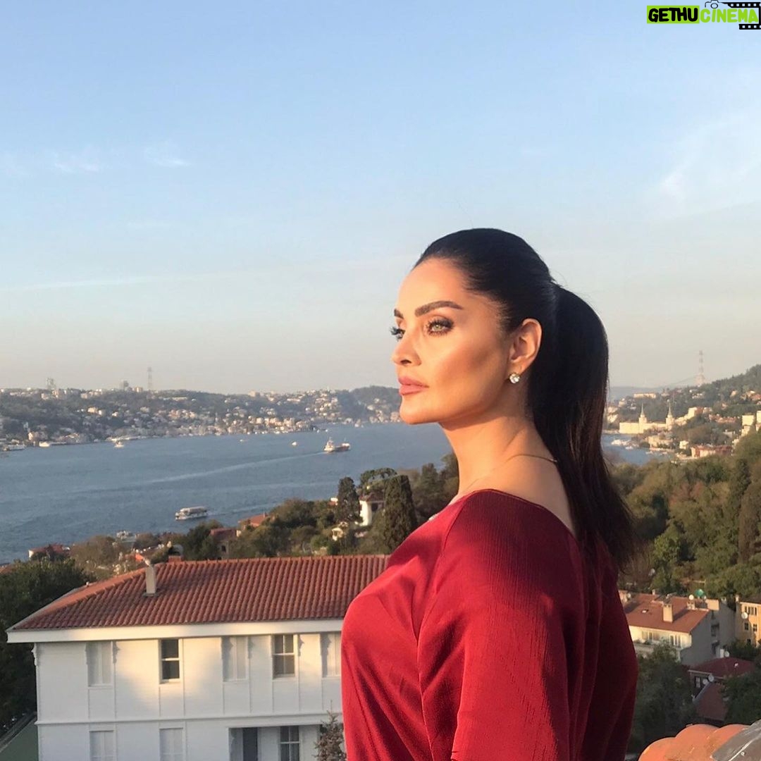 Betül Şahin Instagram - Seni görüyorum yine İstanbul Gözlerimle kucaklar gibi uzaktan Minare minare, ev ev, Yol, meydan. Geliyor Boğaziçi’nden doğru Bir iskeleden kalkan vapurun sesi, Mavi sular üstünde yine Bembeyaz Kızkulesi. (Ziya Osman Saba)