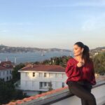 Betül Şahin Instagram - Seni görüyorum yine İstanbul Gözlerimle kucaklar gibi uzaktan Minare minare, ev ev, Yol, meydan. Geliyor Boğaziçi’nden doğru Bir iskeleden kalkan vapurun sesi, Mavi sular üstünde yine Bembeyaz Kızkulesi. (Ziya Osman Saba)