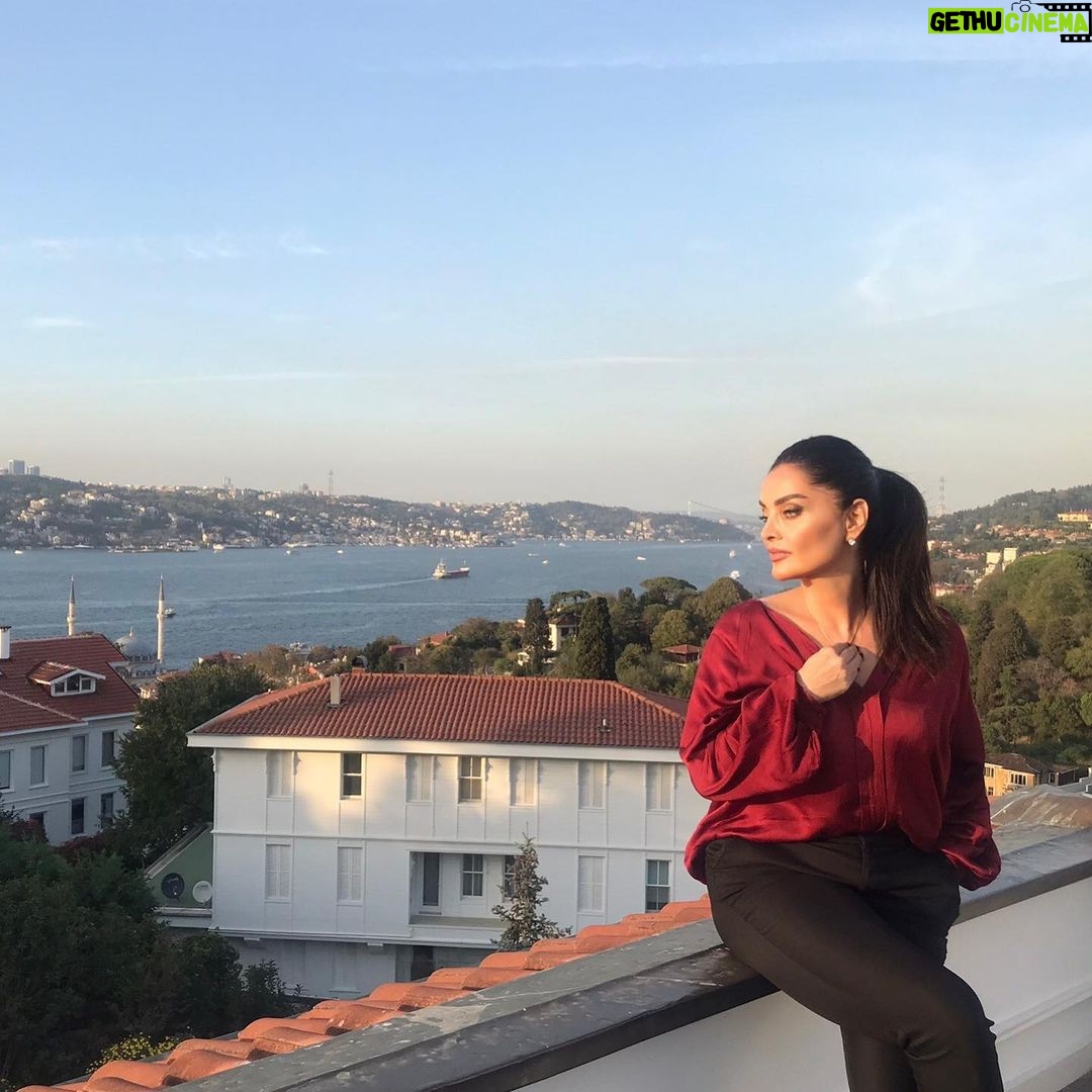 Betül Şahin Instagram - Seni görüyorum yine İstanbul Gözlerimle kucaklar gibi uzaktan Minare minare, ev ev, Yol, meydan. Geliyor Boğaziçi’nden doğru Bir iskeleden kalkan vapurun sesi, Mavi sular üstünde yine Bembeyaz Kızkulesi. (Ziya Osman Saba)