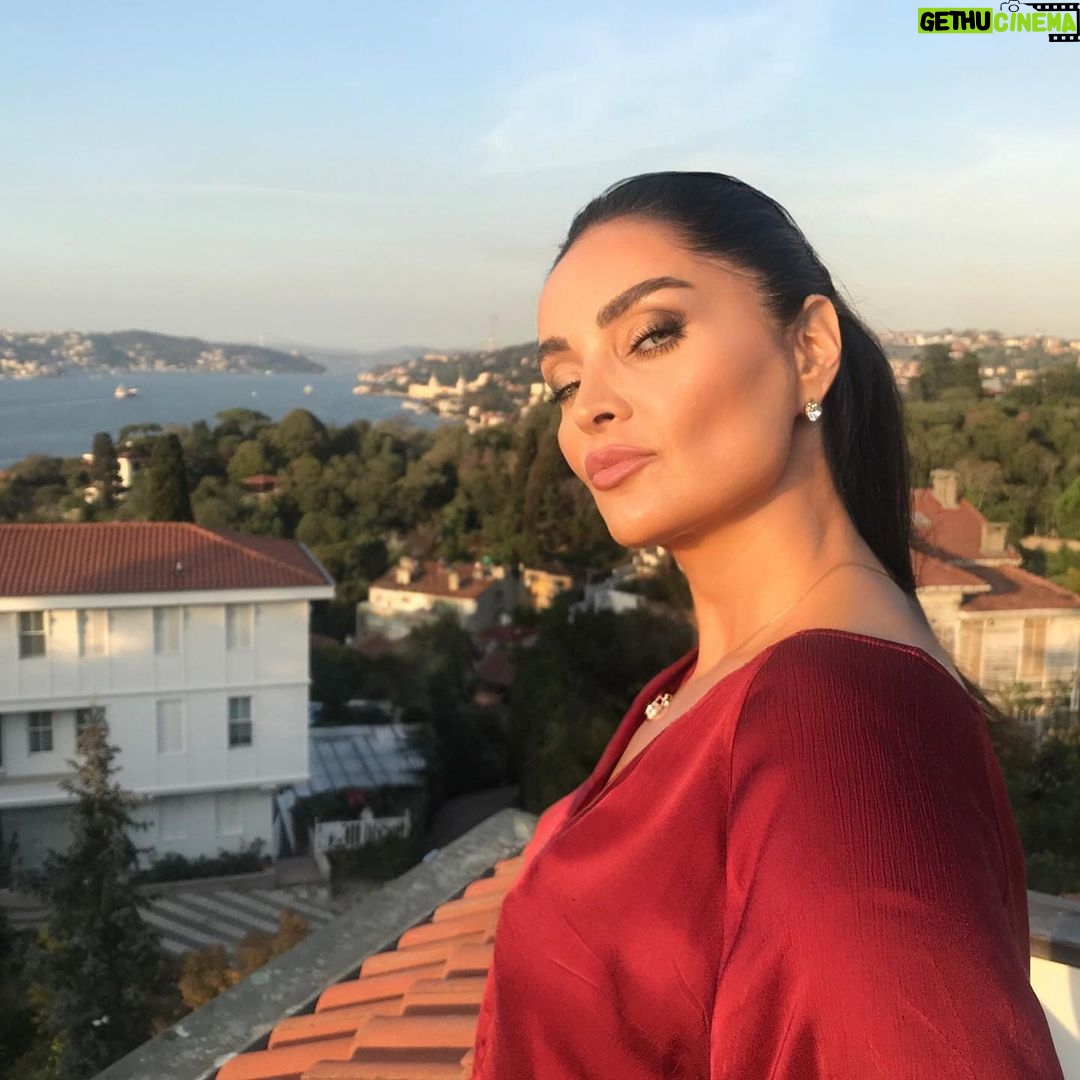 Betül Şahin Instagram - Seni görüyorum yine İstanbul Gözlerimle kucaklar gibi uzaktan Minare minare, ev ev, Yol, meydan. Geliyor Boğaziçi’nden doğru Bir iskeleden kalkan vapurun sesi, Mavi sular üstünde yine Bembeyaz Kızkulesi. (Ziya Osman Saba)
