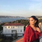 Betül Şahin Instagram - Seni görüyorum yine İstanbul Gözlerimle kucaklar gibi uzaktan Minare minare, ev ev, Yol, meydan. Geliyor Boğaziçi’nden doğru Bir iskeleden kalkan vapurun sesi, Mavi sular üstünde yine Bembeyaz Kızkulesi. (Ziya Osman Saba)