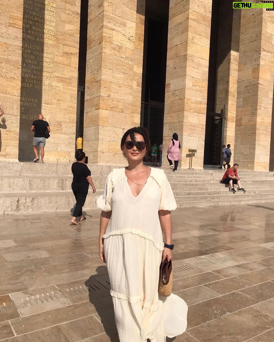 Betül Şahin Instagram - Samimiyetin lisanı yoktur. Samimiyet sözlerle açıklanamaz. O, gözlerden ve tavırlardan anlaşılır. Mustafa Kemal Atatürk Anıtkabir