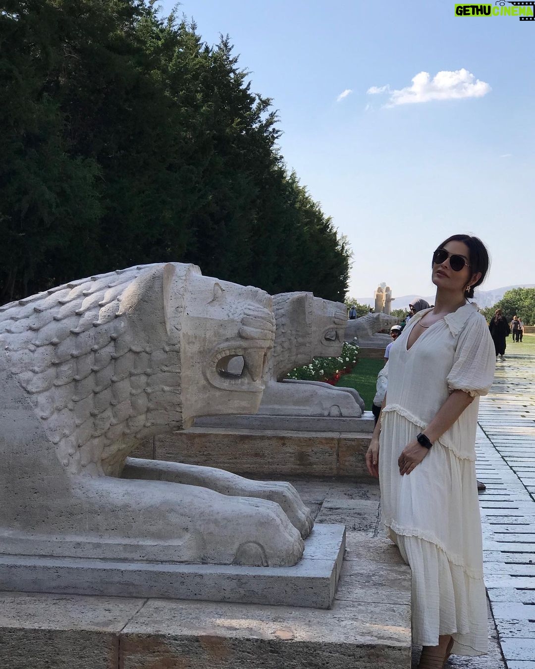 Betül Şahin Instagram - Samimiyetin lisanı yoktur. Samimiyet sözlerle açıklanamaz. O, gözlerden ve tavırlardan anlaşılır. Mustafa Kemal Atatürk Anıtkabir