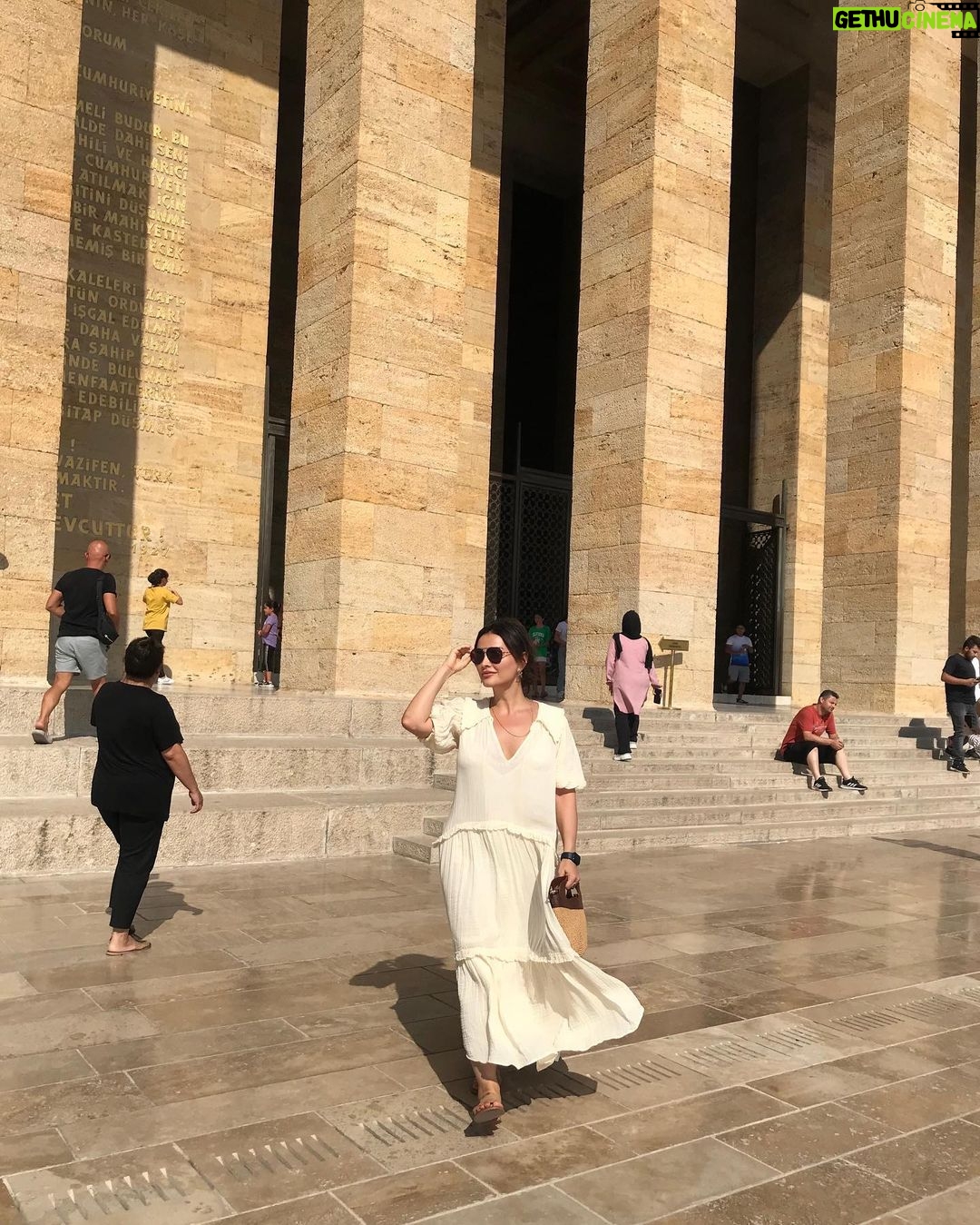 Betül Şahin Instagram - Samimiyetin lisanı yoktur. Samimiyet sözlerle açıklanamaz. O, gözlerden ve tavırlardan anlaşılır. Mustafa Kemal Atatürk Anıtkabir