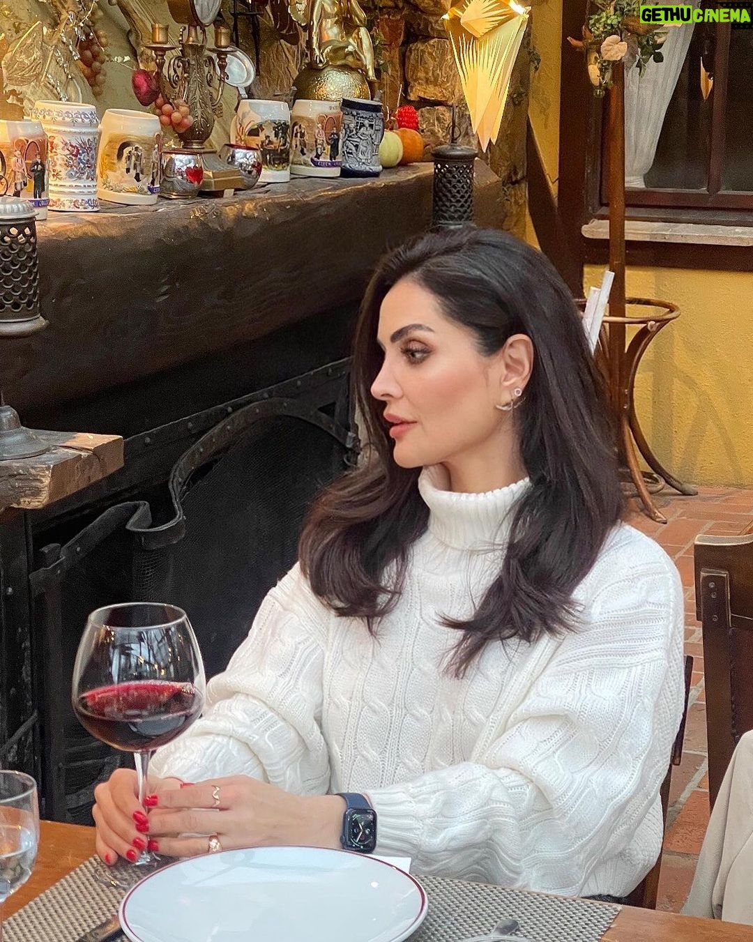Betül Şahin Instagram - Cesaret olsun sevginizde. Sevginizle gitmelisiniz size korku salanların üzerine. Bir yıldızın ışığı parlasın sevginizde! Umudunuzun adı şöyle olsun; “Keşke üstinsanı doğursam!” #böylededizerdüşt #nietzsche