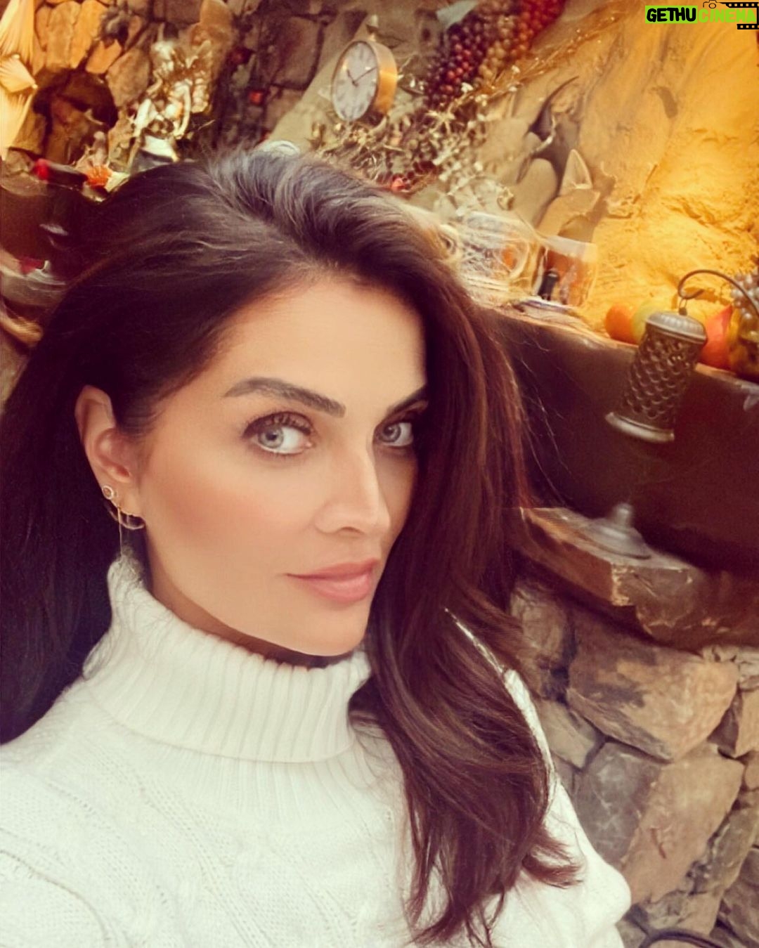 Betül Şahin Instagram - Cesaret olsun sevginizde. Sevginizle gitmelisiniz size korku salanların üzerine. Bir yıldızın ışığı parlasın sevginizde! Umudunuzun adı şöyle olsun; “Keşke üstinsanı doğursam!” #böylededizerdüşt #nietzsche