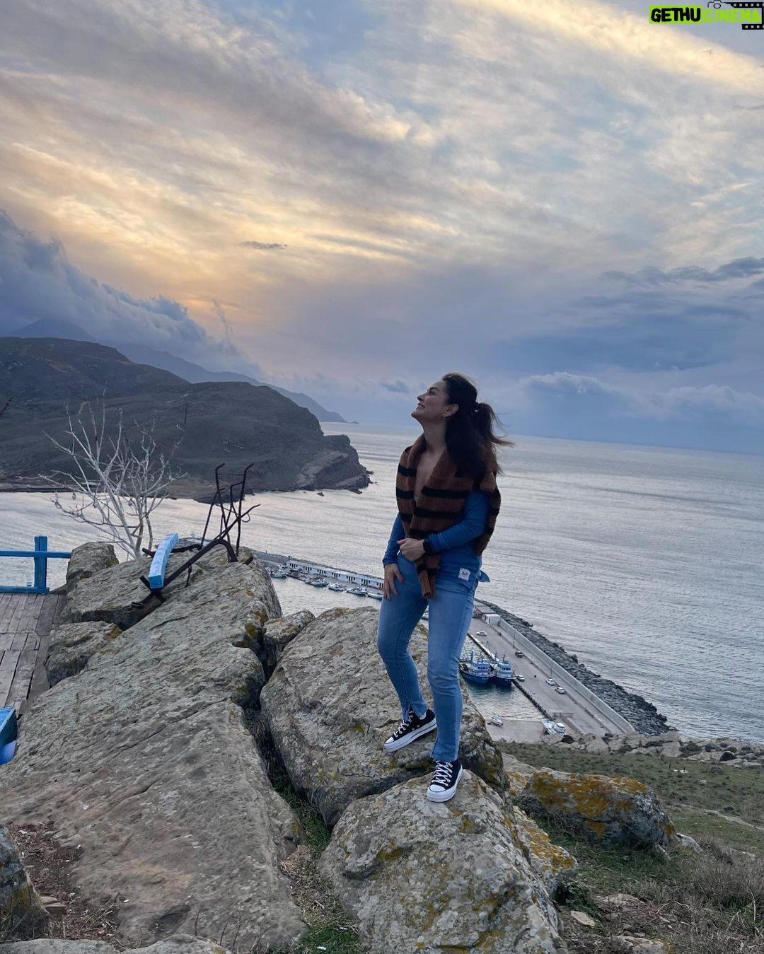 Betül Şahin Instagram - Rüzgarın yolculuğu yüzünde başlar, alır götürür seni bir başka diyara...💨