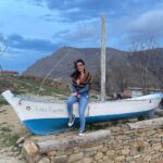 Betül Şahin Instagram - Rüzgarın yolculuğu yüzünde başlar, alır götürür seni bir başka diyara...💨
