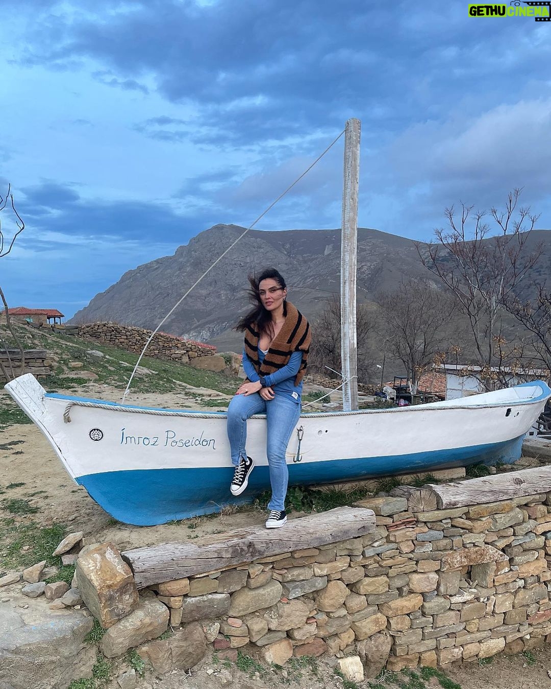 Betül Şahin Instagram - Rüzgarın yolculuğu yüzünde başlar, alır götürür seni bir başka diyara...💨