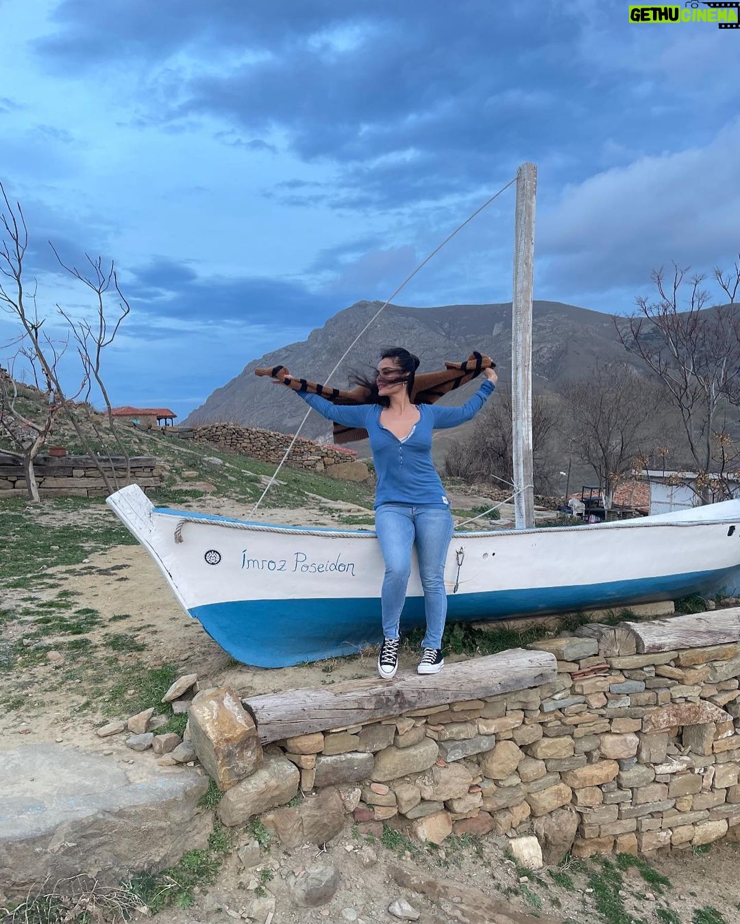 Betül Şahin Instagram - Rüzgarın yolculuğu yüzünde başlar, alır götürür seni bir başka diyara...💨