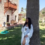 Betül Şahin Instagram - Dünya insanın gölgesi gibidir; ona sırtını dönersen peşinden gelir de, peşine düşersen hep önünden kaçar.