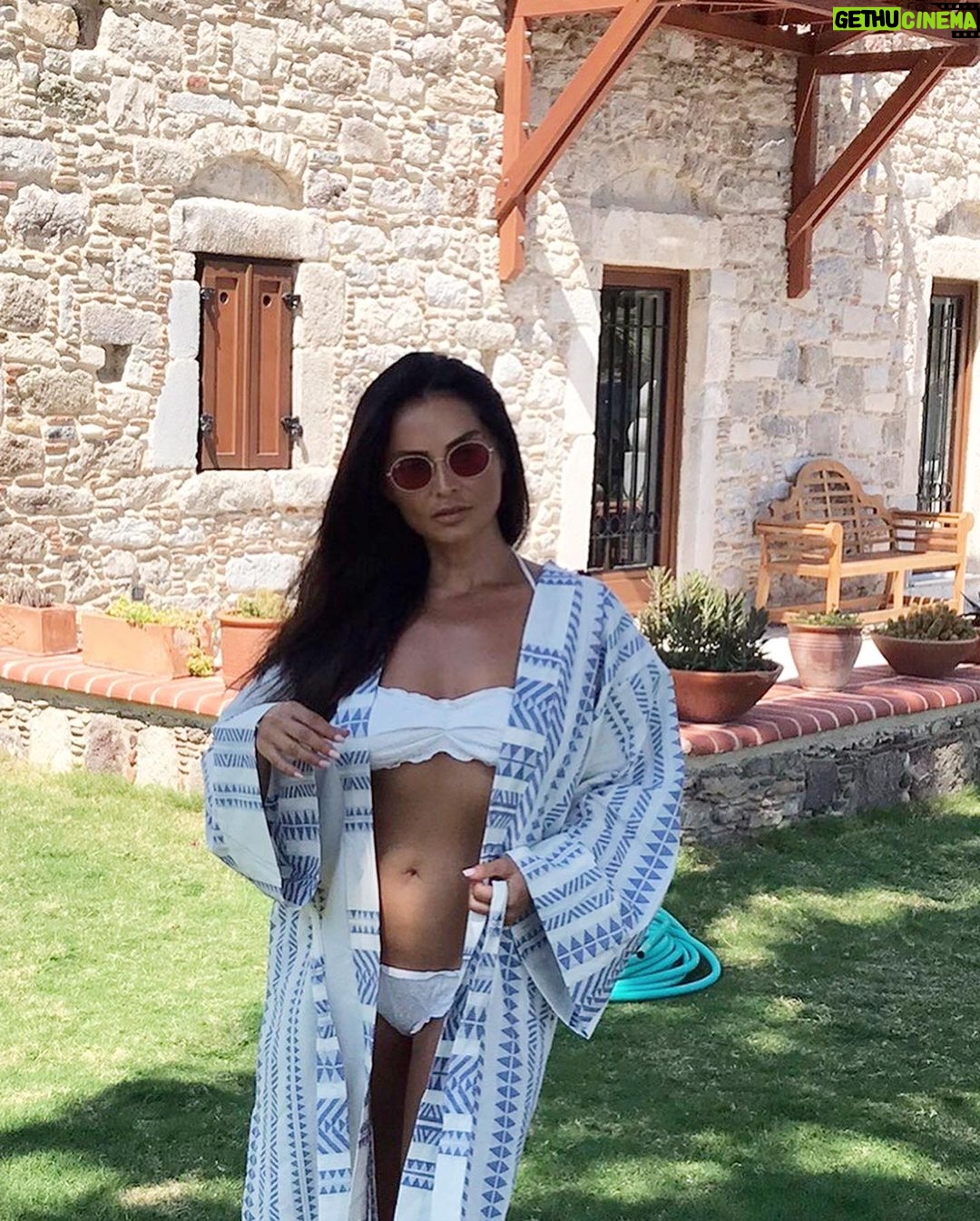 Betül Şahin Instagram - Dünya insanın gölgesi gibidir; ona sırtını dönersen peşinden gelir de, peşine düşersen hep önünden kaçar.