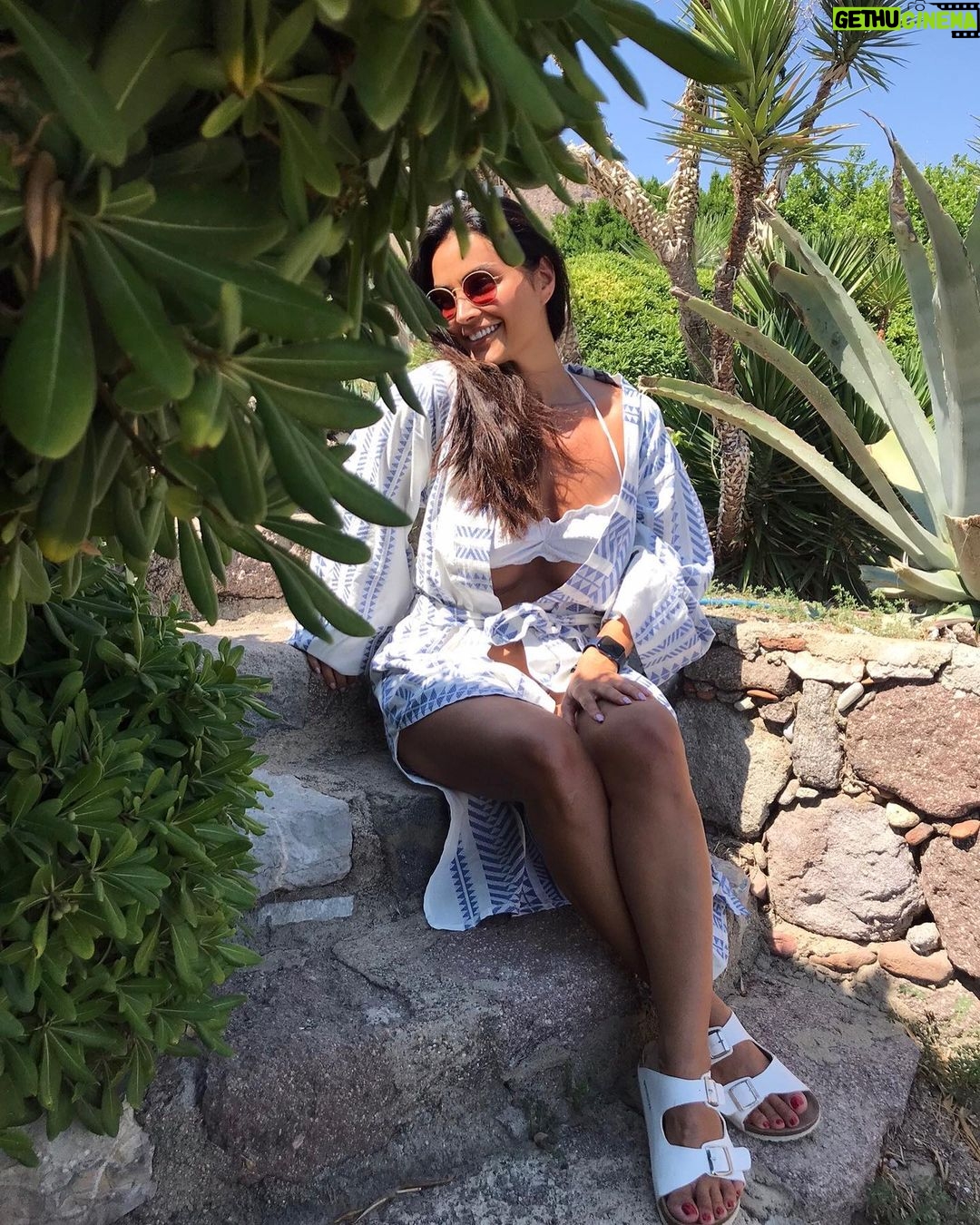 Betül Şahin Instagram - Dünya insanın gölgesi gibidir; ona sırtını dönersen peşinden gelir de, peşine düşersen hep önünden kaçar.