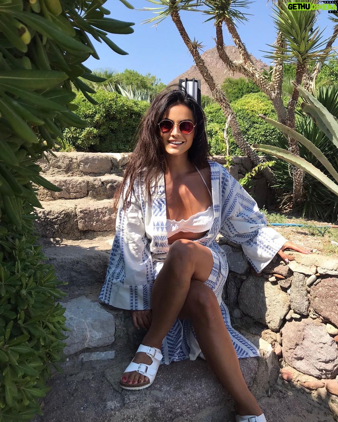 Betül Şahin Instagram - Dünya insanın gölgesi gibidir; ona sırtını dönersen peşinden gelir de, peşine düşersen hep önünden kaçar.