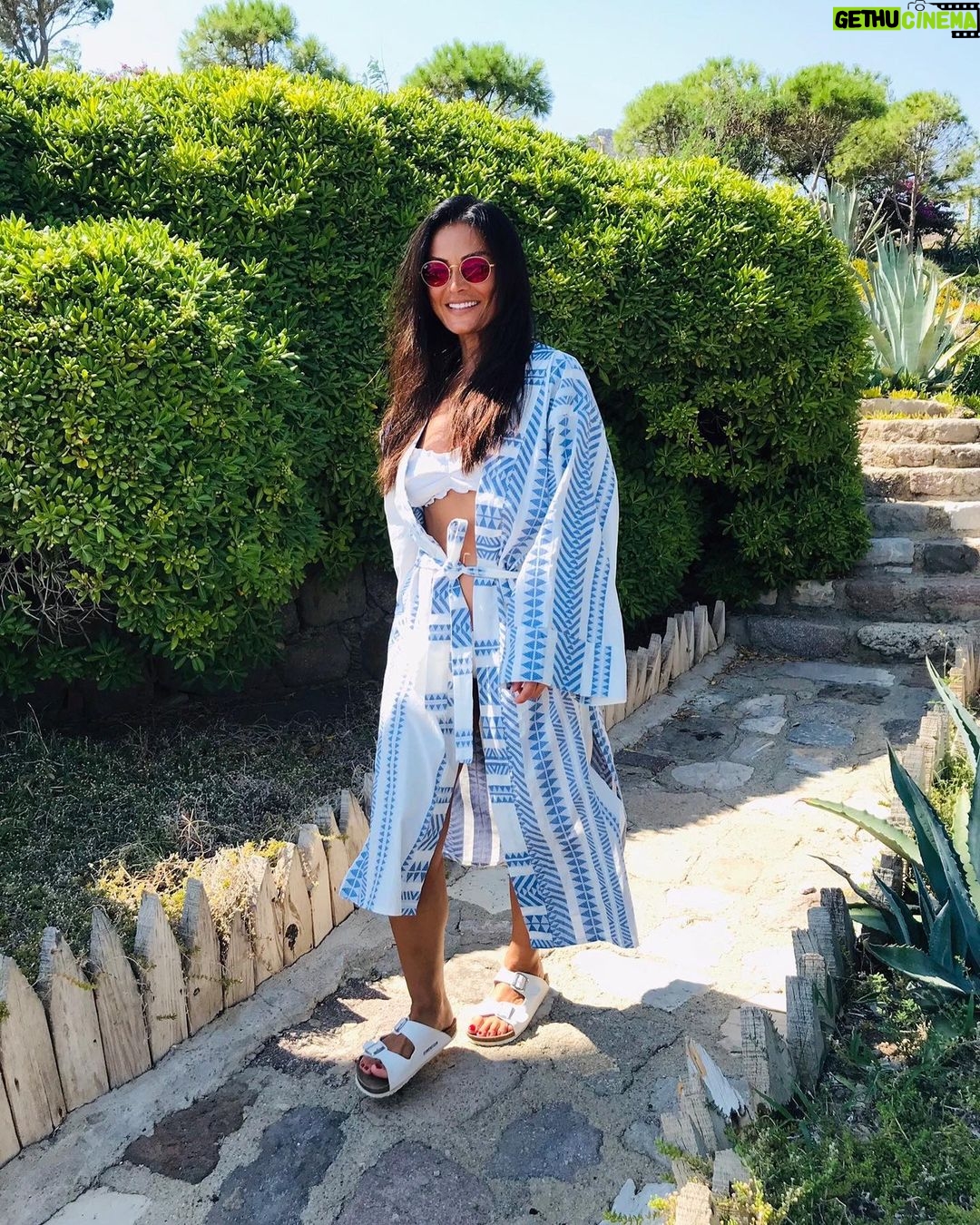 Betül Şahin Instagram - Dünya insanın gölgesi gibidir; ona sırtını dönersen peşinden gelir de, peşine düşersen hep önünden kaçar.