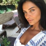 Betül Şahin Instagram - Dünya insanın gölgesi gibidir; ona sırtını dönersen peşinden gelir de, peşine düşersen hep önünden kaçar.
