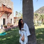 Betül Şahin Instagram - Dünya insanın gölgesi gibidir; ona sırtını dönersen peşinden gelir de, peşine düşersen hep önünden kaçar.