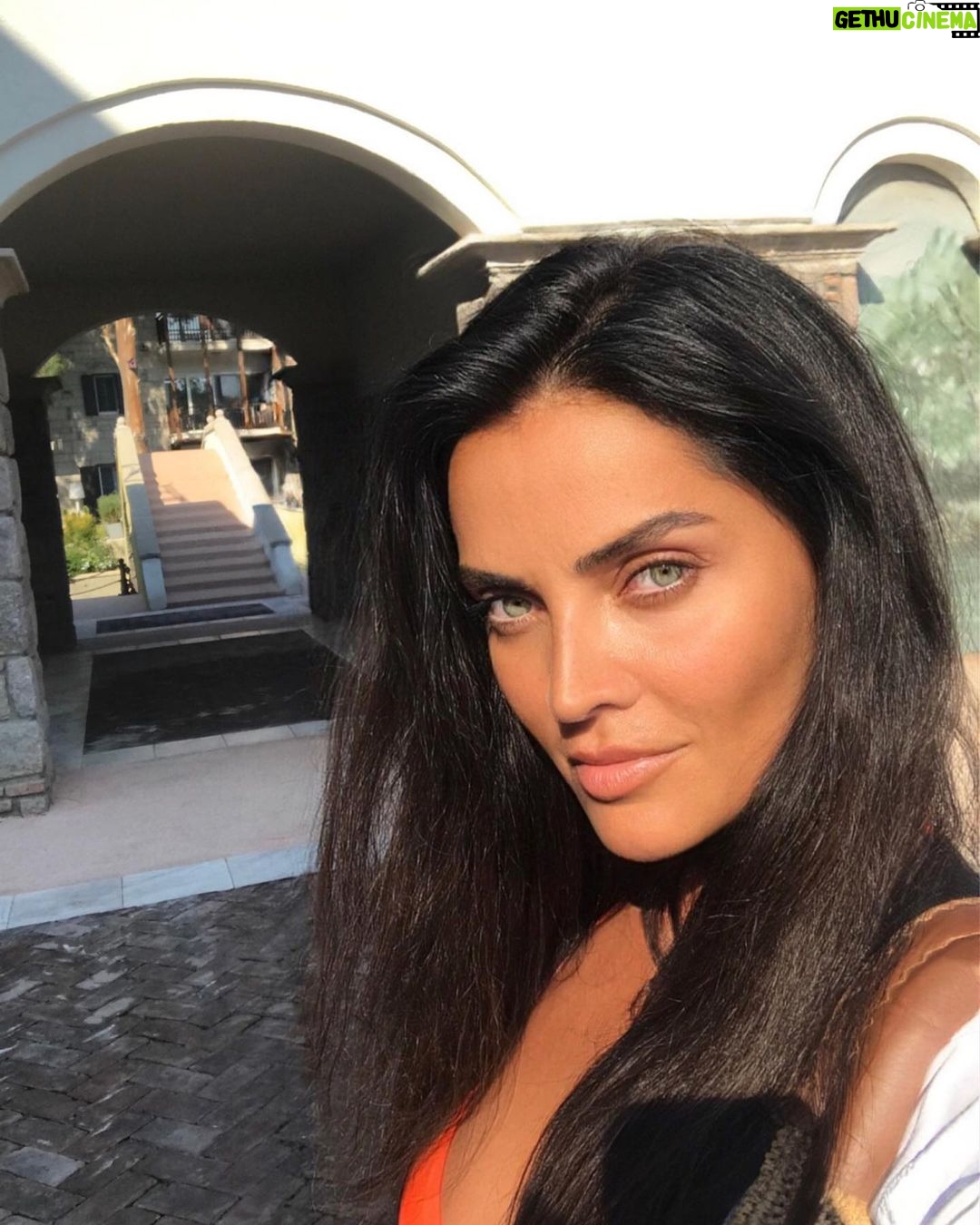 Betül Şahin Instagram - Yüreğimi korkak büyütmedim. Kaybettiklerim, dağıttığım servetimdir.
