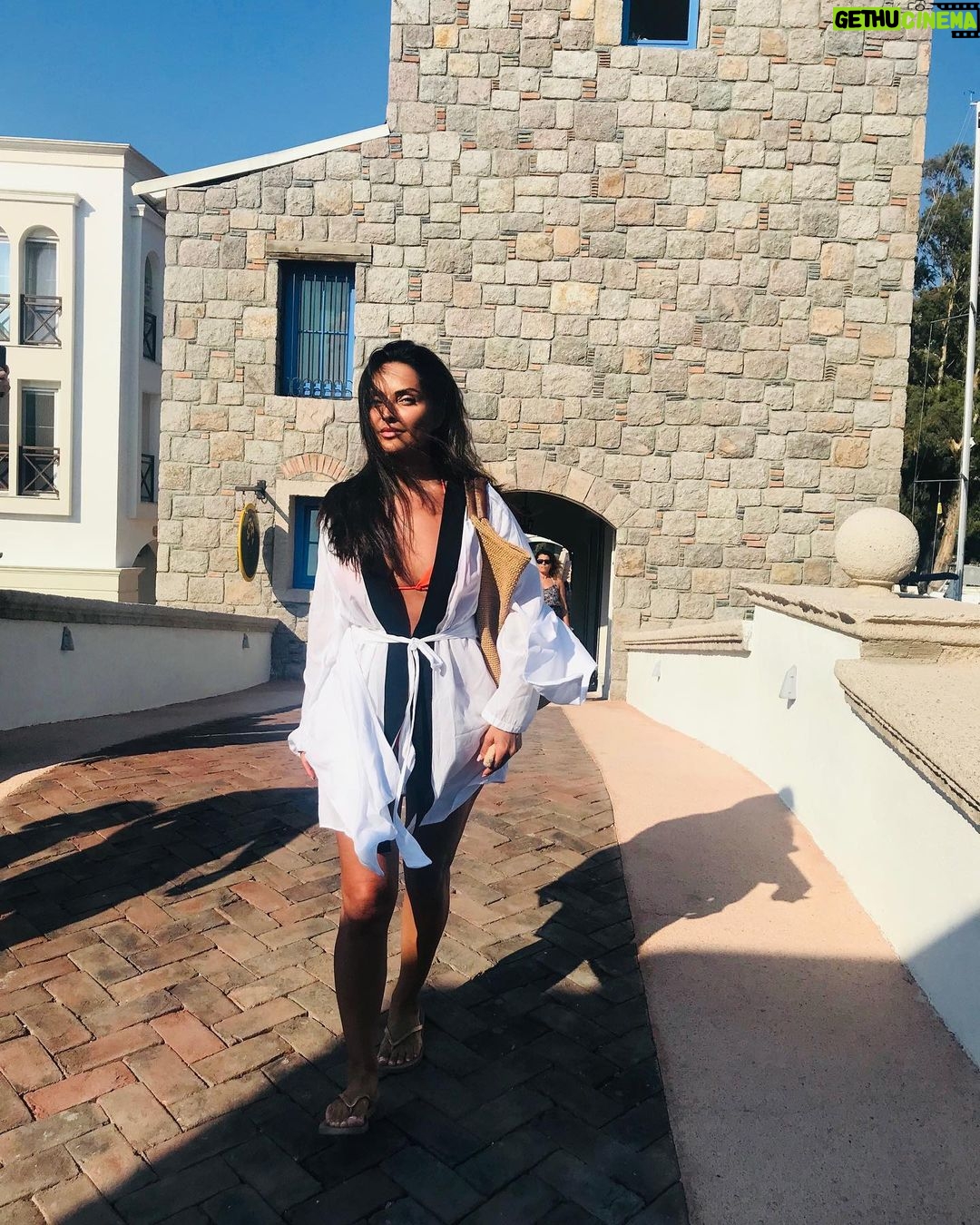 Betül Şahin Instagram - Yüreğimi korkak büyütmedim. Kaybettiklerim, dağıttığım servetimdir.
