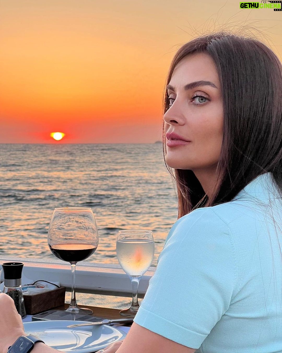 Betül Şahin Instagram - Her batışın bir doğuşu vardır🌞