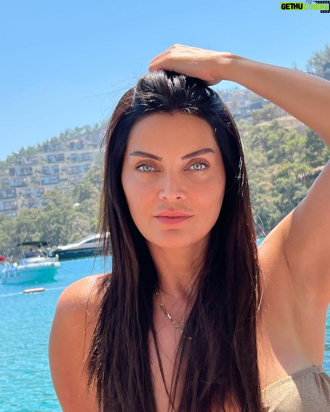 Betül Şahin Instagram - Her daim kendin ol. Sen, seni anlayana mucizesin🌺