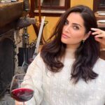 Betül Şahin Instagram - Cesaret olsun sevginizde. Sevginizle gitmelisiniz size korku salanların üzerine. Bir yıldızın ışığı parlasın sevginizde! Umudunuzun adı şöyle olsun; “Keşke üstinsanı doğursam!” #böylededizerdüşt #nietzsche
