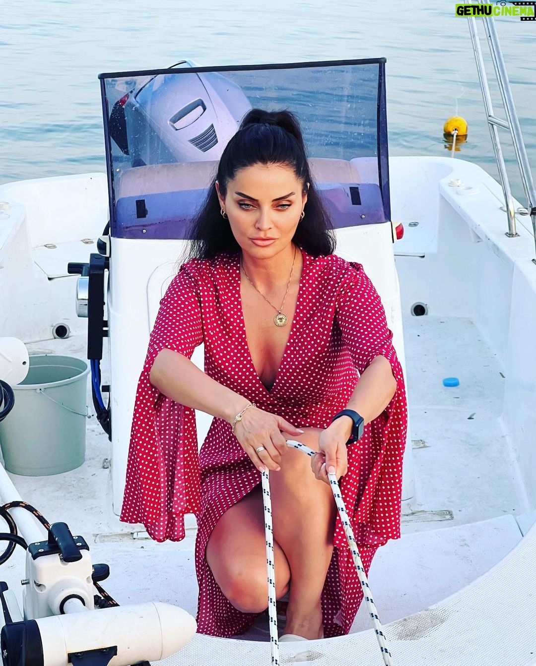 Betül Şahin Instagram - Denize bıraksam kendimi Kumlara uzatsam gölgeni Havada umut ruhum firar Güneşte kurutsam kalbimi❤️