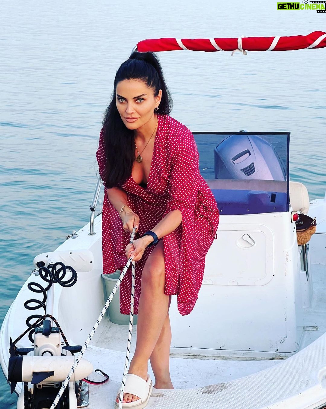 Betül Şahin Instagram - Denize bıraksam kendimi Kumlara uzatsam gölgeni Havada umut ruhum firar Güneşte kurutsam kalbimi❤️