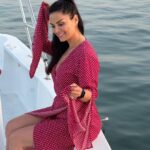Betül Şahin Instagram - Denize bıraksam kendimi Kumlara uzatsam gölgeni Havada umut ruhum firar Güneşte kurutsam kalbimi❤️