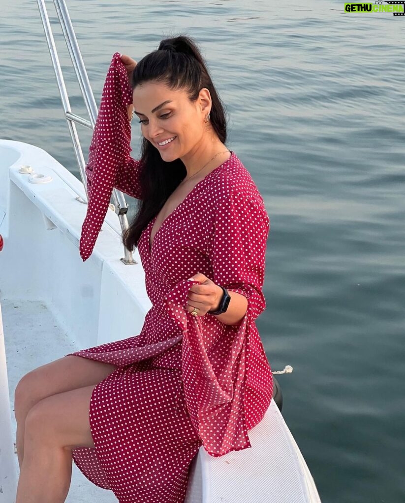 Betül Şahin Instagram - Denize bıraksam kendimi Kumlara uzatsam gölgeni Havada umut ruhum firar Güneşte kurutsam kalbimi❤️