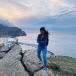 Betül Şahin Instagram - Rüzgarın yolculuğu yüzünde başlar, alır götürür seni bir başka diyara...💨